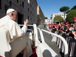 Paus Fransiskus Minta Maaf Karena Terlambat 35 Menit