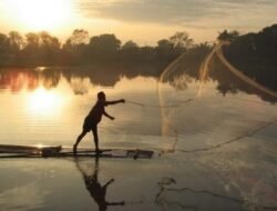 Jala Itu Diseret Orang ke Pantai